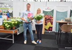 Sam Dubbeldam and Natalia Agneza of Sjaak van Schie. With the 'grow your own hydrangea' for garden centres and retail. A hydrangea that can be put down earlier or later in the season so that garden centres or retail can extend its season.